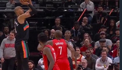 开云在线-低迷，文班亚马21中5&amp;amp;三分7中0仅得14分，下半场几乎得分挂零